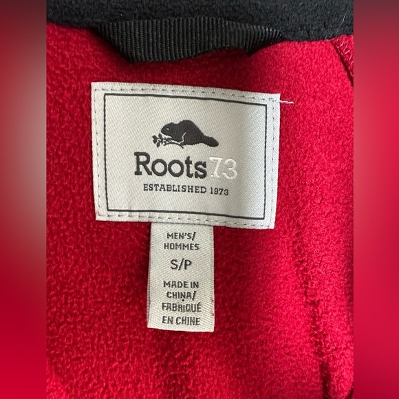 Roots Men Zip Up Fleece Red Lake Louise Patches Size Small Maple Leaf Beaver - Picture 7 of 9